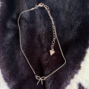 Elegant Guess Necklace with Bow Accent